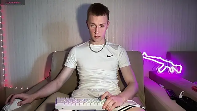 Travis Gracile online show from June 18, 8:58 am