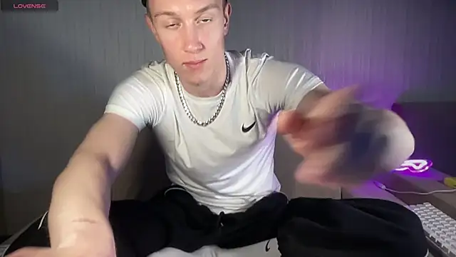 Travis Gracile online show from June 19, 9:02 am