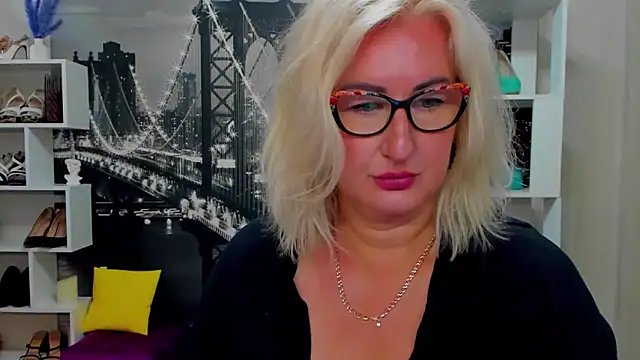 DianaFrances online show from May 22, 9:59 am