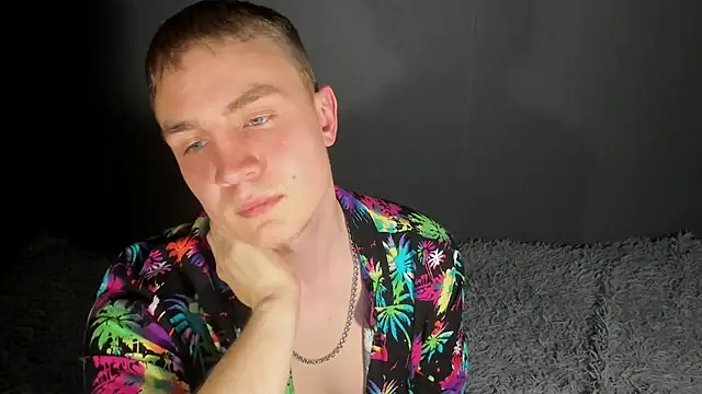 Snapshot of avrions chatting on April 15, 11:28 am avrions online show from April 15, 11:28 am