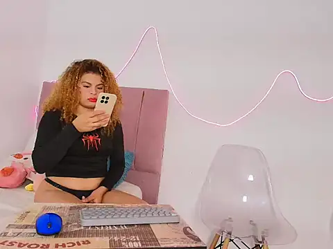 Snapshot of Michellblue chatting on May 7, 5:02 am Michellblue online show from May 7, 5:02 am