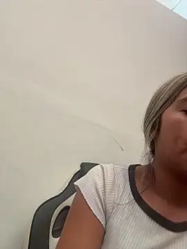 Snapshot of Kimmiebellarie chatting on April 22, 1:56 pm Kimmiebellarie online show from April 22, 1:56 pm