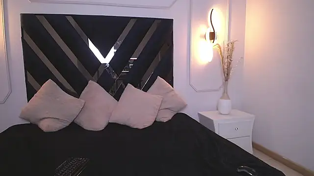 Snapshot of Flor_pink chatting on April 11, 5:12 am Flor pink online show from April 11, 5:12 am