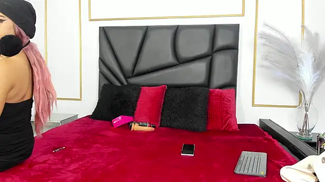 Snapshot of Flor_pink chatting on April 15, 3:35 am Flor pink online show from April 15, 3:35 am