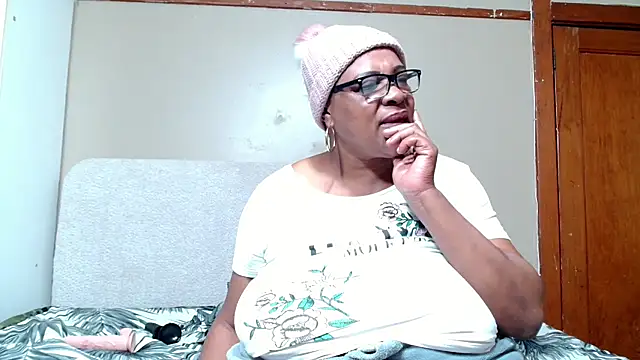 Snapshot of BUSTYQUEEN56_ chatting on July 8, 7:07 pm BUSTYQUEEN56 online show from July 8, 7:07 pm