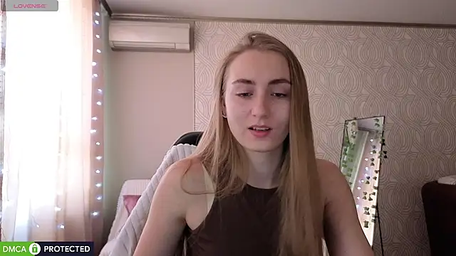 Snapshot of Your_Emily25 chatting on July 10, 1:10 am Your Emily25 online show from July 10, 1:10 am