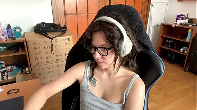 PillowPeachX online show from May 30, 1:30 pm