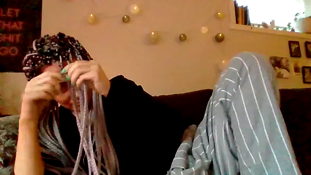 Snapshot of shyhornymommy chatting on May 6, 1:57 am shyhornymommy online show from May 6, 1:57 am