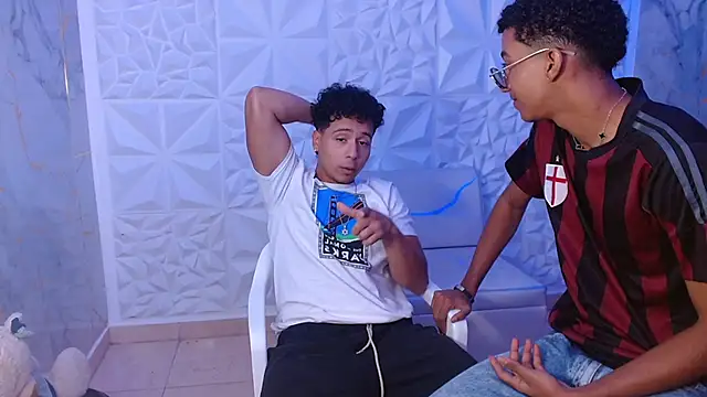 Snapshot of goldenjyj chatting on April 14, 2:34 pm goldenjyj online show from April 14, 2:34 pm