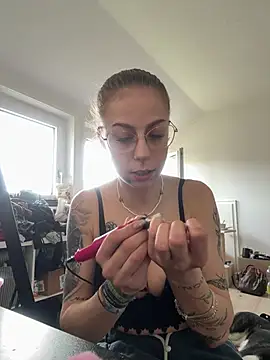 Snapshot of BeatBaddie chatting on April 15, 3:30 pm BeatBaddie online show from April 15, 3:30 pm