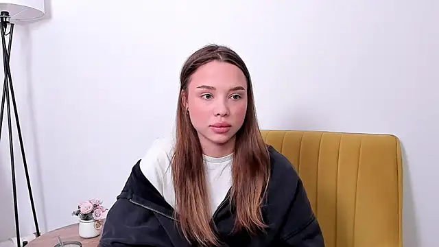 Snapshot of VoncileRistow chatting on April 15, 8:21 am VoncileRistow online show from April 15, 8:21 am