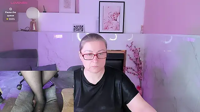 Snapshot of Alexandra_Kind chatting on April 22, 8:54 pm Alexandra Kind online show from April 22, 8:54 pm