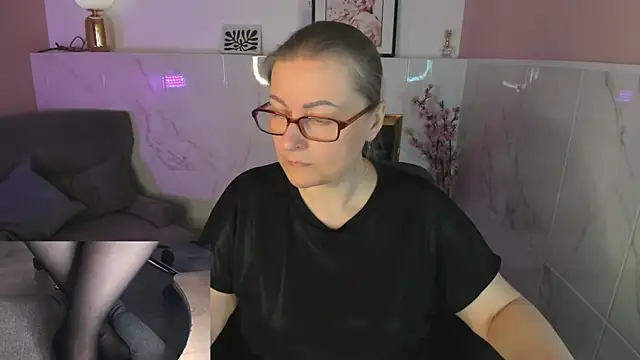 Snapshot of Alexandra_Kind chatting on April 26, 8:50 pm Alexandra Kind online show from April 26, 8:50 pm