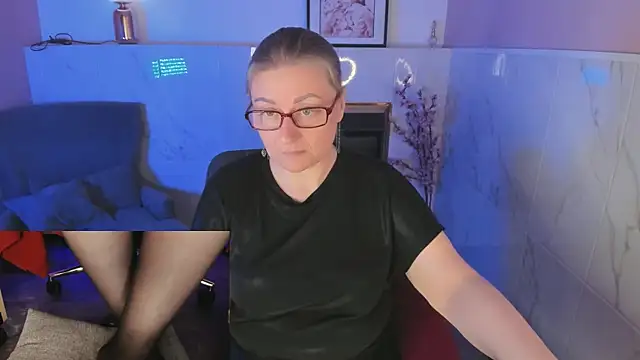 Snapshot of Alexandra_Kind chatting on May 3, 9:10 pm Alexandra Kind online show from May 3, 9:10 pm