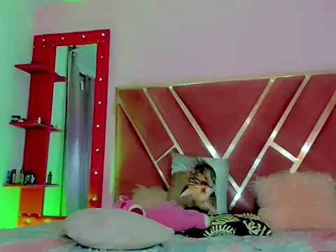 Snapshot of Dollcute_ chatting on May 5, 11:35 pm Dollcute online show from May 5, 11:35 pm