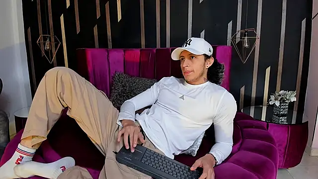 JayTaylorr online show from May 7, 11:37 am
