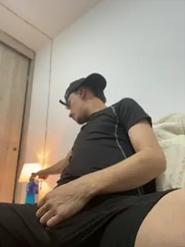 Snapshot of martin18_dirty chatting on April 17, 5:10 am martin18 dirty online show from April 17, 5:10 am