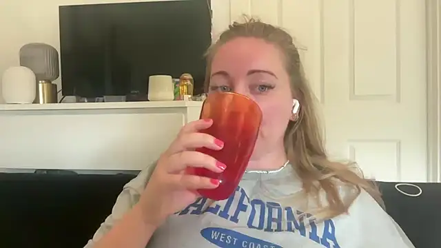 Snapshot of arielsweetieee chatting on July 5, 8:32 am arielsweetieee online show from July 5, 8:32 am