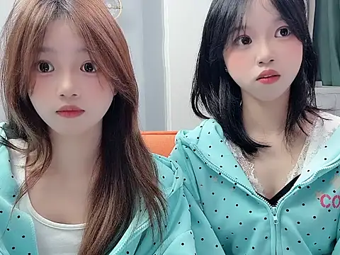 TwinXXbaby online show from April 18, 11:36 am