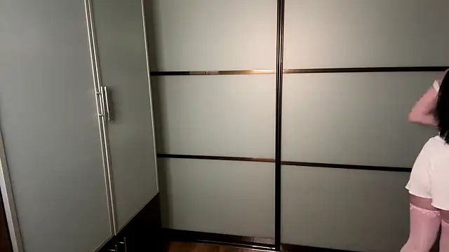 peachlunne online show from April 19, 6:10 pm