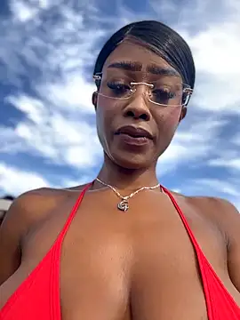 Snapshot of CocoaLuxeXXX chatting on June 18, 1:15 pm CocoaLuxeXXX online show from June 18, 1:15 pm