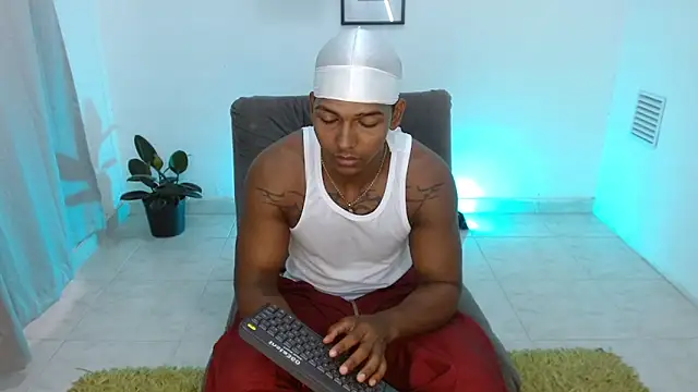 Snapshot of zoriel_bigcock chatting on May 3, 7:31 pm zoriel bigcock online show from May 3, 7:31 pm