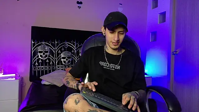 Vergil Noir  online show from June 4, 4:07 am