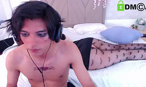 Snapshot of raven_n_matt chatting on May 28, 7:49 am raven n matt online show from May 28, 7:49 am