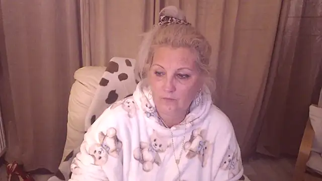 Divineblond online show from November 7, 7:25 pm