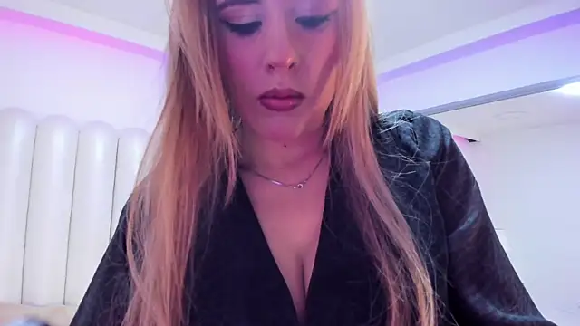 AndreinaOwen online show from May 1, 12:10 pm