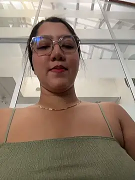 Chloe Thomsoon  online show from June 2, 8:00 pm
