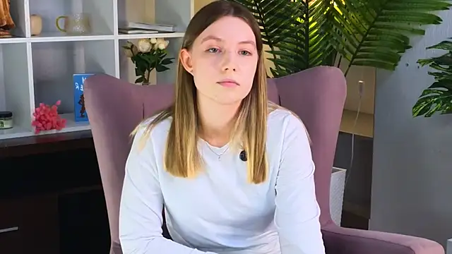 RebeccaAzim online show from April 28, 12:43 pm