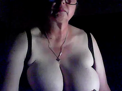 Sexyhoneybee1 online show from April 26, 6:33 am