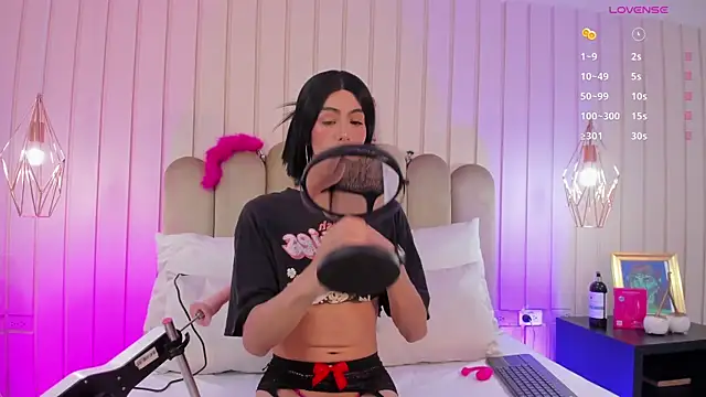 nicki-west online show from May 8, 7:30 pm