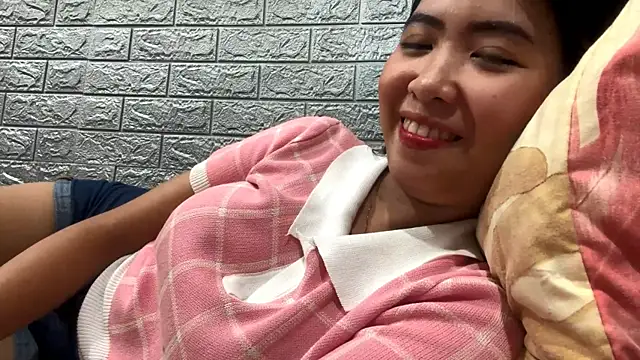 CozyKittyy online show from May 3, 7:14 am