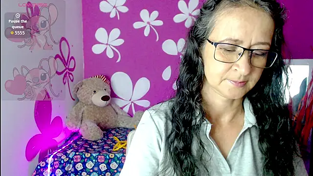 aura latinax online show from April 28, 11:48 am