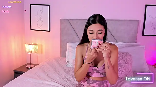 Emiilyh  online show from June 9, 8:20 pm