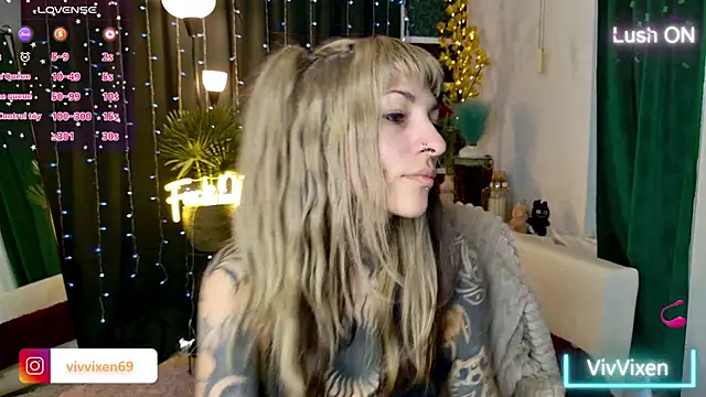 Snapshot of VivVixen chatting on May 19, 5:52 pm VivVixen online show from May 19, 5:52 pm