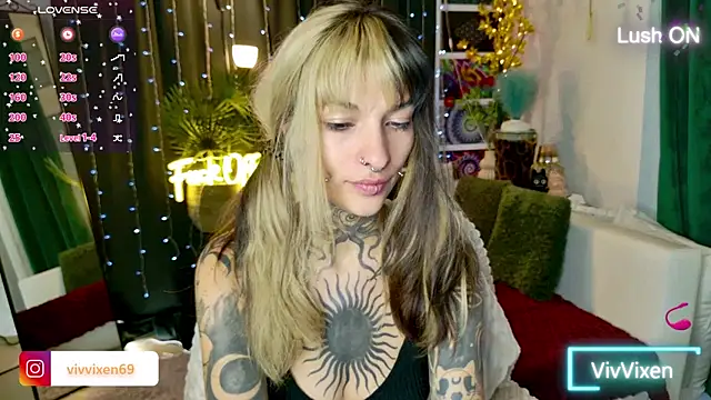 Snapshot of VivVixen chatting on June 23, 6:28 pm VivVixen online show from June 23, 6:28 pm