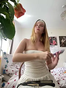 Young Lizzie online show from May 27, 1:52 pm
