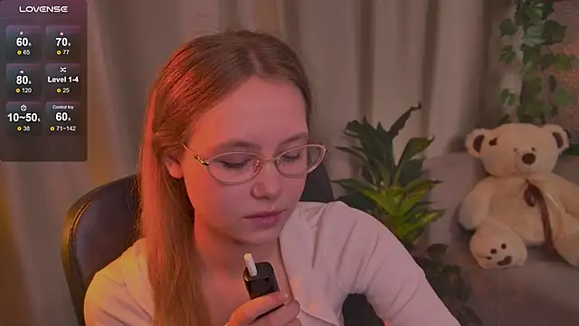 FloraLarsson online show from June 5, 3:35 am