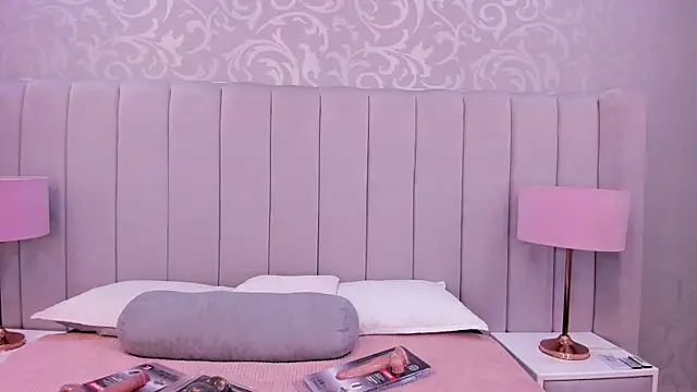 Snapshot of MadeleynRose chatting on June 9, 8:09 pm MadeleynRose online show from June 9, 8:09 pm