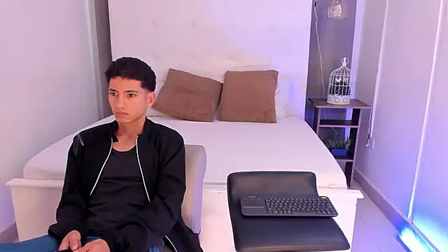 Alejo-and-Thiago online show from May 19, 12:22 pm