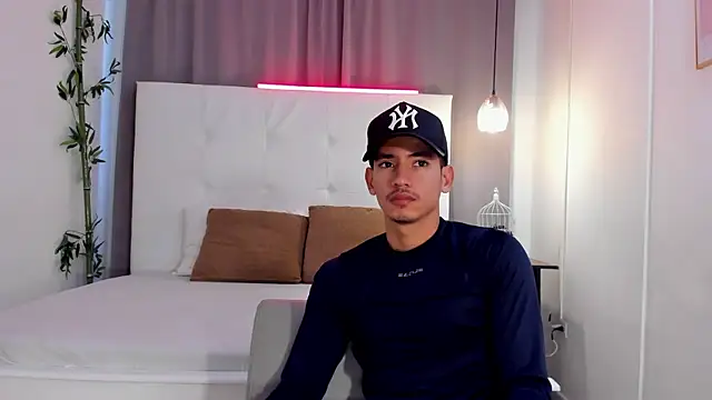 Alejo-and-Thiago online show from July 24, 12:25 pm