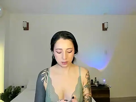 Snapshot of EvangelineLoveee chatting on July 9, 3:49 pm EvangelineLoveee online show from July 9, 3:49 pm