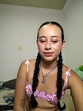 Snapshot of L0lita_Emi12 chatting on May 17, 12:19 am L0lita Emi12 online show from May 17, 12:19 am