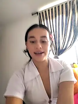 Snapshot of L0lita_Emi12 chatting on June 17, 9:27 pm L0lita Emi12 online show from June 17, 9:27 pm