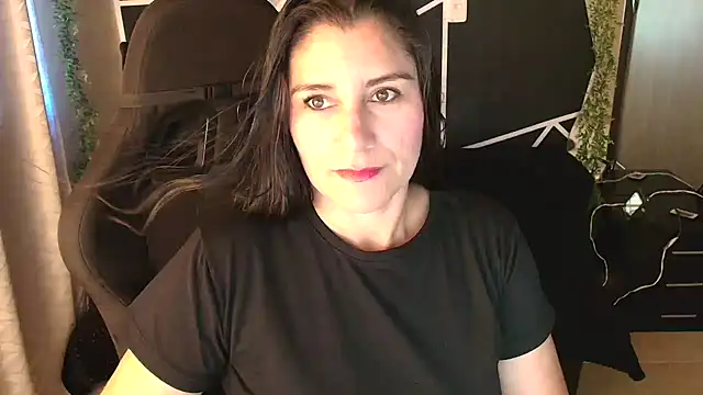 Snapshot of LUCYMILF_SEXY chatting on May 18, 5:52 pm LUCYMILF SEXY online show from May 18, 5:52 pm