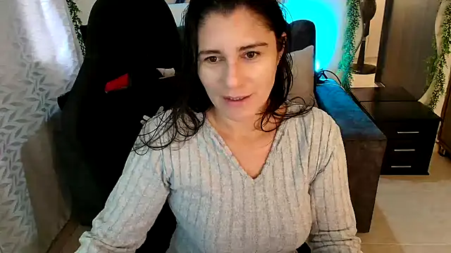 Snapshot of LUCYMILF_SEXY chatting on June 8, 4:07 pm LUCYMILF SEXY online show from June 8, 4:07 pm