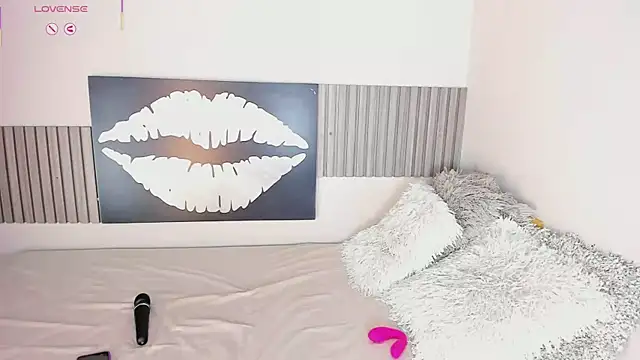 Karlie moore  online show from June 20, 1:36 pm